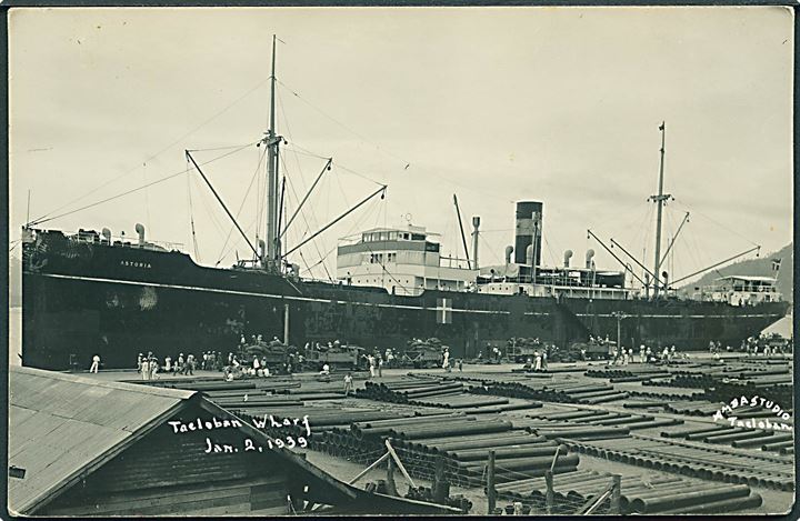 “Astoria”, M/S, A.P.Møller. Laster ved Tacloban Wharf, Philippinerne d. 2.1.1939. Amba Studio u/no. Kvalitet 7