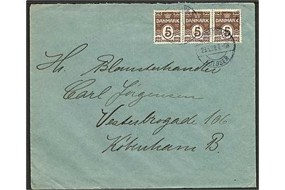 5 øre Bølgelinie i 3-stribe på brev annulleret med bureaustempel Kjøbenhavn - Gjedser d. 28.3.1928 T-94 til København.