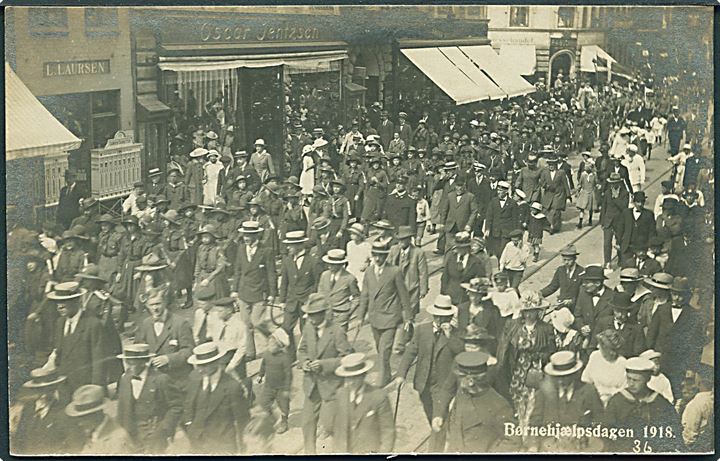 Aarhus, Børnehjælpsdagen 1918, spejderoptog i Søndergade med Buntmager Oscar Jentzsch. U/no.  Kvalitet 8