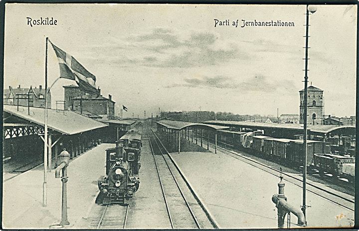 Roskilde, jernbanestationen med damptog. P. Alstrup no. 5611. Kvalitet 7