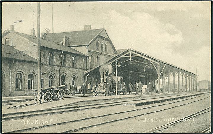 Nykøbing F., jernbanestationen med damptog og personale. E. Petersen no. 5173. Kvalitet 7