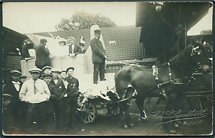 Rønne, Snedkernes vogn ved Børnehjælpsdagen. Fotograf Chr. L. Sundböll no. 5495. Kvalitet 7