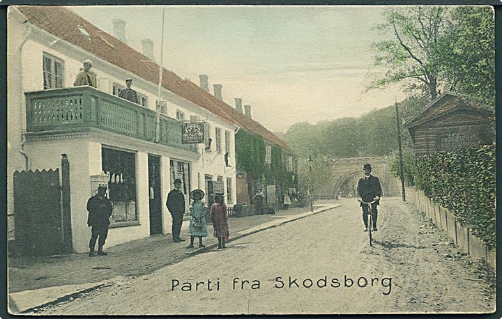 Skodsborg, gadeparti med Alf Henriksen’s købmands-handel. Stenders no. 10748. Kvalitet 7