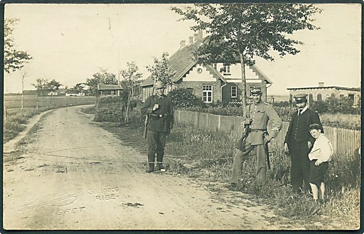 Villebøl, grænsen med vagter og tyske toldbygning. Foto A. Lauridsen, Ribe. U/no. Kvalitet 7