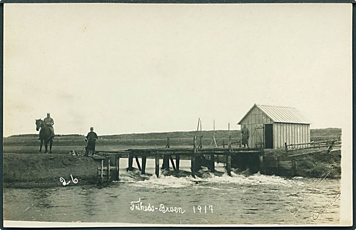 Friheds-broen 1917 m. danske og tyske grænsevagter. Fotograf S. Sørensen, Vamdrup no. 26. Kvalitet 8