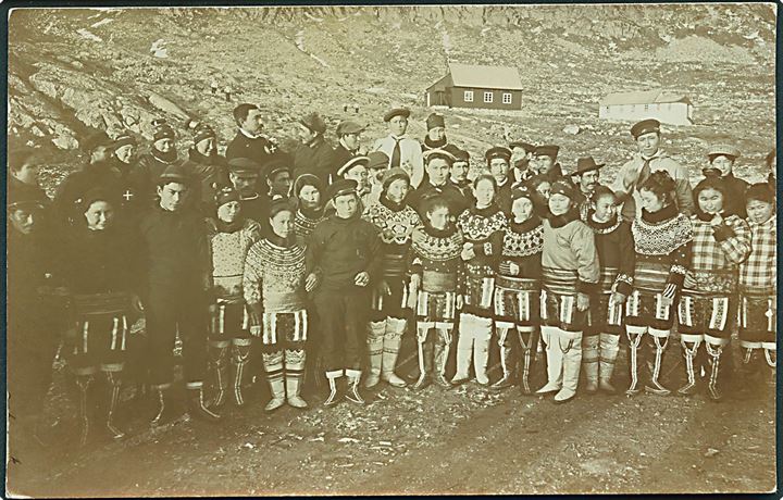 Arsuk, festklædt eskimo forsamling. Dateret 1916. Fotokort u/no. Kvalitet 8