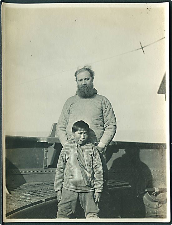 Peter Freuchen og søn Merqusaq ombord på “Disko” sidst i 1920’erne. Foto 8½x11 cm. Kvalitet 7
