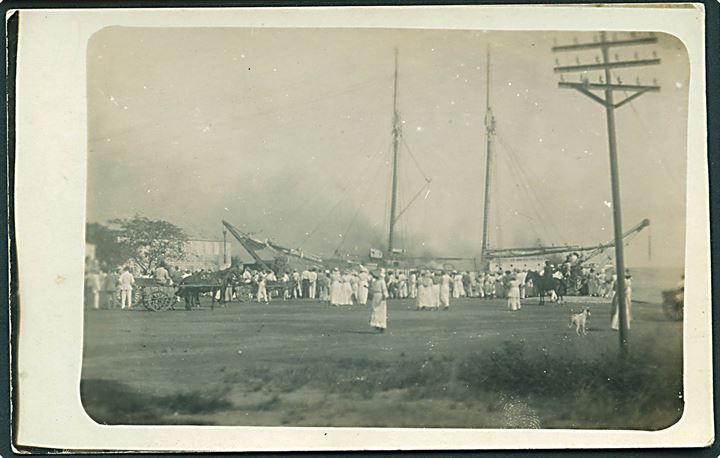 “Dannebrog”, skonnert. Brænder i Christiansted d. 7.7.1915. Fotokort u/no. Kvalitet 7
