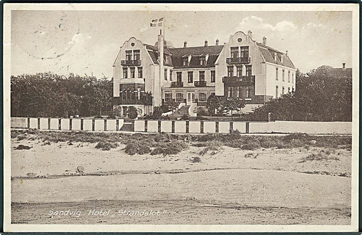 Hotel Sandslot i Sandvig, Bornholm. Colbergs Boghandel no. 610. Frankeret med 15 øre Karavel annulleret med bureaustempel Rønne - Allinge T.32 d. 4.7.1930.