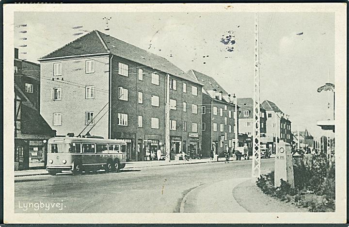 Trolleybus på Lyngbyvej hovedgade, Lyngby. 10 Km stenen ses til højre. Stenders, Lyngby no. 35. 