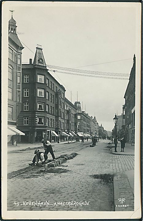 Amagerbrogade med brolæggere, København. Fotografisk Forlag no. 49. Fotokort. 