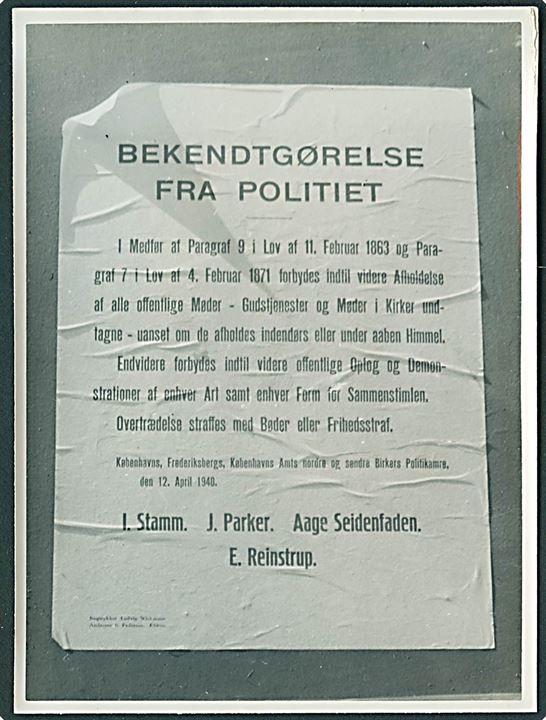 Bekendtgørelse fra Politien d. 12.4.1940 vedr. forbud mod at afholde offentlige møder. Plakat.  Foto 8x11½ cm.