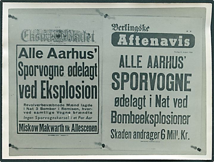 Berlingske Aftenavis og Ekstra Bladet d. 22.8.1944 vedr. Alle Aarhus' Sporvogne ødelagt i Nat ved Bombeeksplosioner. Avis løbesedler.  Foto 8x11½ cm.
