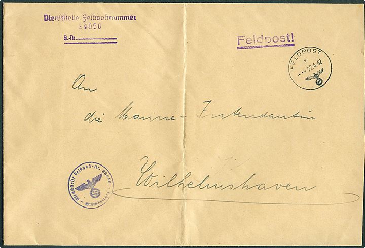 Stor ufrankeret feltpostkuvert fra Dienststelle Feldpostnummer 38050 (= Marine-Befehlshaber Dänemark) stemplet Feldpost d. 22.4.1942 til Marine Indendantur i Wilhelmshaven, Tyskland.