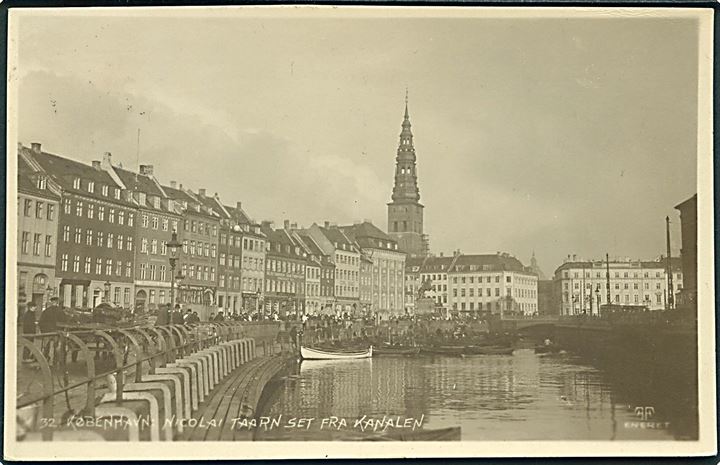 Nicolai Taarn set fra Kanalen, København. Sporvogn ses til højre. Fotografisk Forlag no. 32. 