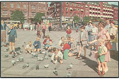 Duerne fodres på Raadhuspladsen i København. Rudolf Olsens Kunstforlag no. 81. 