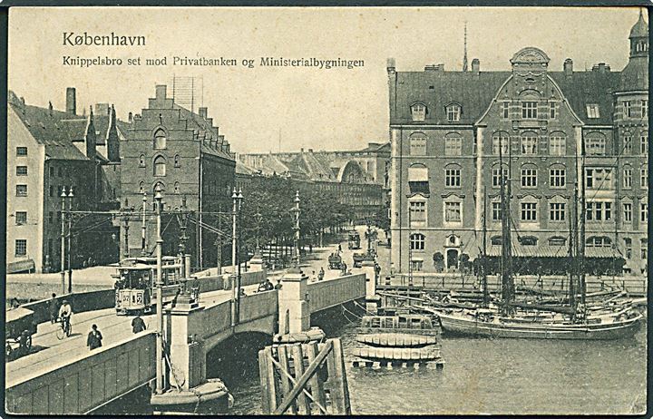 Knippelsbro set mod Privatbanken og Ministerialbygningen, København. Sporvogn linie 2, no 57 ses på broen. Budtz Müller & Co.'s Kunstforlag no. 12.
