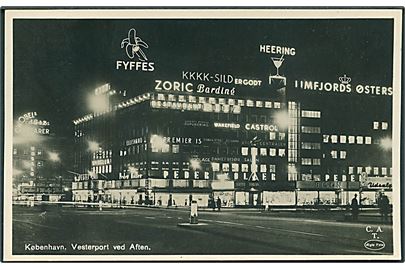 Vesterport ved aften i København. Carl A. Theills Kunstforlag no. 140. Fotokort. 