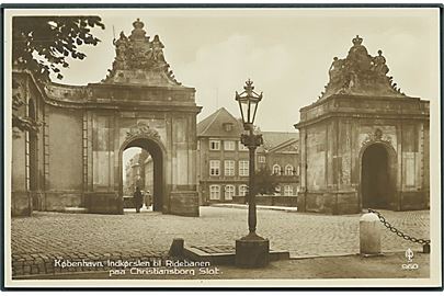 Indkørslen til Ridebanen paa Christiansborg Slot, København. J. Chr. Olsens Kunstforlag no. 960. Fotokort. 