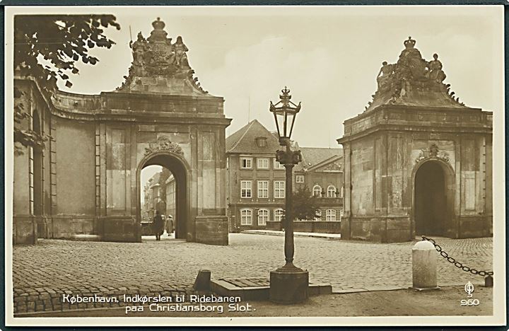 Indkørslen til Ridebanen paa Christiansborg Slot, København. J. Chr. Olsens Kunstforlag no. 960. Fotokort. 