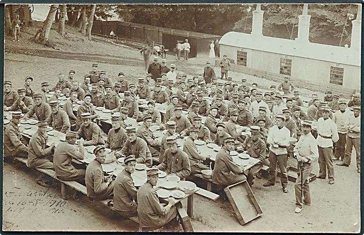 Frederiksværk. Kompagni soldater spiser suppe. Fotokort fra indkaldelse i Frederiksværk 1910. U/no.
