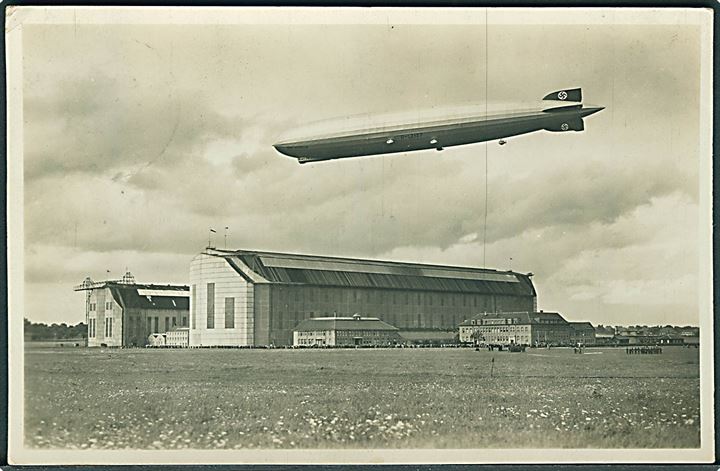 Graf Zeppelin über der Werft. Lichtbildabteilung Luftschiibau Zeppelin. Metz. Kunstanstalt no. 152 K 61. Fotokort. 