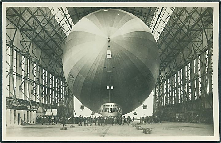 Graf Zeppelin Einbringen in die Halle. Lichtbildabteilung Luftschiffbau Zeppelin. Fotokort. Metz no. 152.  K 37.