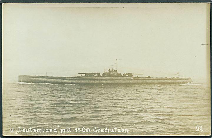 U-155 Deutschland med 15 cm skyts. Fotokort u/no. U-155 var den ombyggede handelsubåd Deutschland som på 3 togter sænkede 42 skibe. 