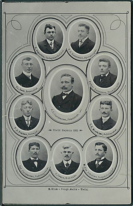 Vivild Højskole 1911 med ansigter af mænd. M. Klink, Fotograf Atelier u/no. Fotokort. 