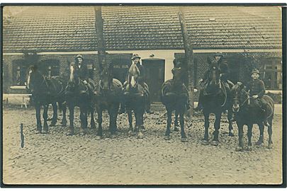 Mænd sidder på heste, foran bygning. Sted ukendt. Fotokort u/no. (Lille skade på adressesiden). 