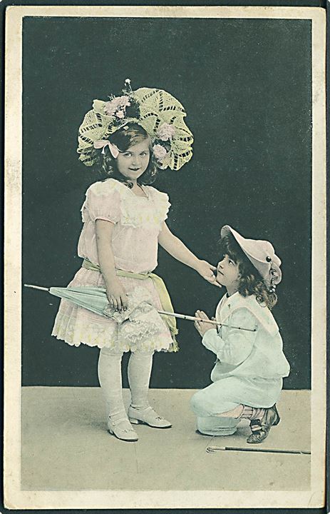 Piger iført fint tøj og hatte. D. & C., serie 2329. 