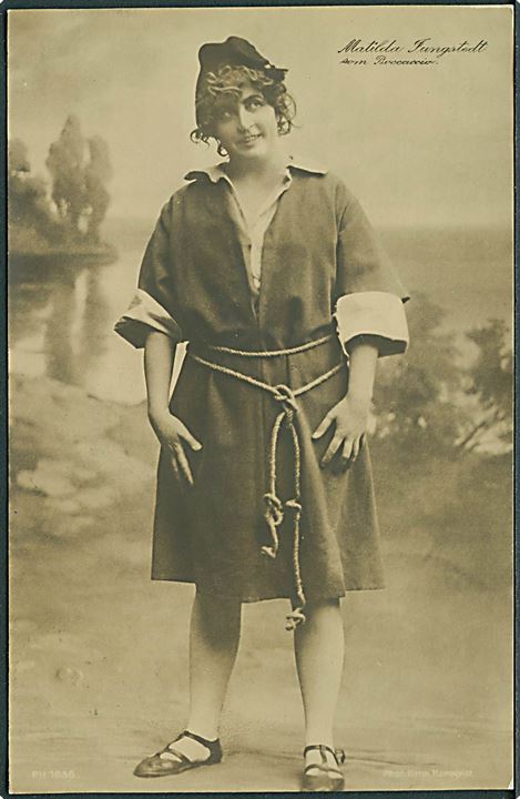 Matilda Jungstedt som Boccaccio. Phot Herm. Hampqvist, PH 1938. Paul Heckscher. Fotokort. 