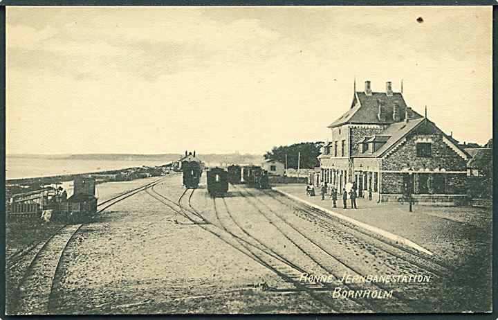 Rønne Jernbanestation med Tog, Bornholm. Frits Sørensen Boghandel no. 15. 