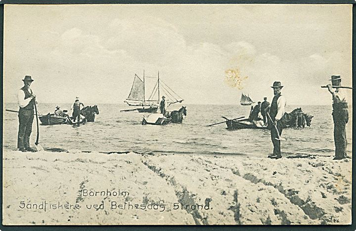 Strandfiskere ved Bethesda Strand, Bornholm. Frits Sørensens Boghandel no. 235. (Plet på kortet). Frankeret med 5 øre Chr. X annulleret Rønne - Nexø T.8 d. 4.11.1916 til Møens Fyr pr. Borre.