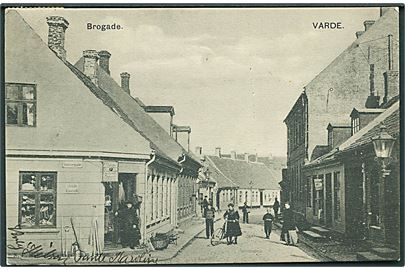 Brogade i Varde. S. Nielsen - Karetmager og Træhandel ses på hjørnet. N. F. Kastofts Boghandel no. 2535. 