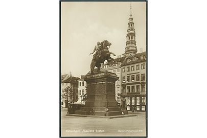 Absalons Statue på Højbroplads, København.Mælkeriet Højbro ses til højre. Stenders no. 2175. Fotokort. 