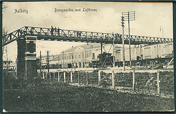 Banegaarden med Luftbroen i Aalborg. Lokomotiv og vogne ses. Peter Alstrups no. 2203. (Afrevet mærke. Svagt hjørneknæk). 