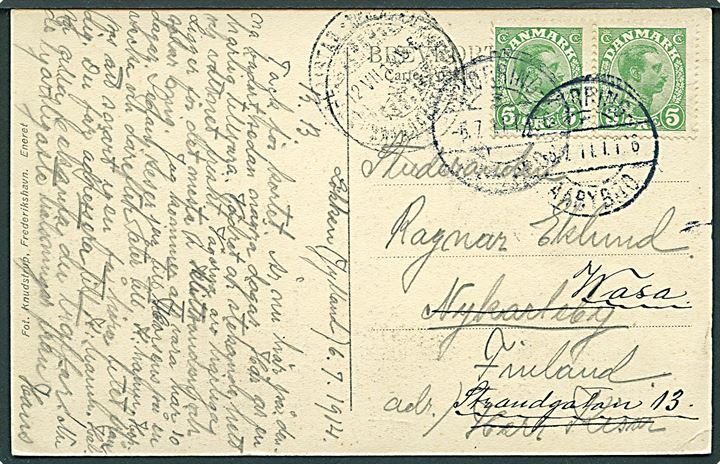 5 øre Chr. X i parstykke på brevkort fra Løkken (Strand og Klipparti) annulleret med bureaustempel Hjørring - Aabybro T.6 d. 6.7.1914 til Nykarleby, Finland - eftersendt til Wasa. Godt bureaustempel.