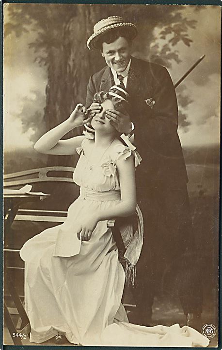 Mand holder kvinde for øjnene. N. P. G. no. 544/2. Fotokort. Oranotypie. A. G. Steglitz 1904. 