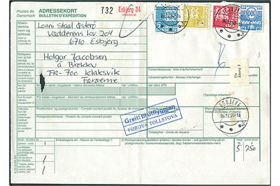 100 øre Bølgelinie, 5 kr. 10 kr. og 50 kr. Rigsvåben på internationalt adressekort for pakke fra Esbjerg 34 (Sæddingcentret) annulleret med fejlgraveret stempel Esbjerg *** sn34 d. 6.12.1990 til Klaksvig, Færøerne. Postindleveringsstedet Esbjerg 34 bestilte i 1987 et brotype Vk stempel, men fik ved en fejl leveret brotype IIk med stempel nr. 34. Hul efter kontorclips.