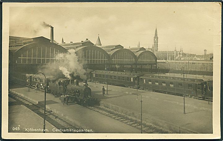 Centralbanegaarden med Lokomotiv og togvogne, Kjøbenhavn. Fotografisk Kunstforlag no. 045. Fotokort. 