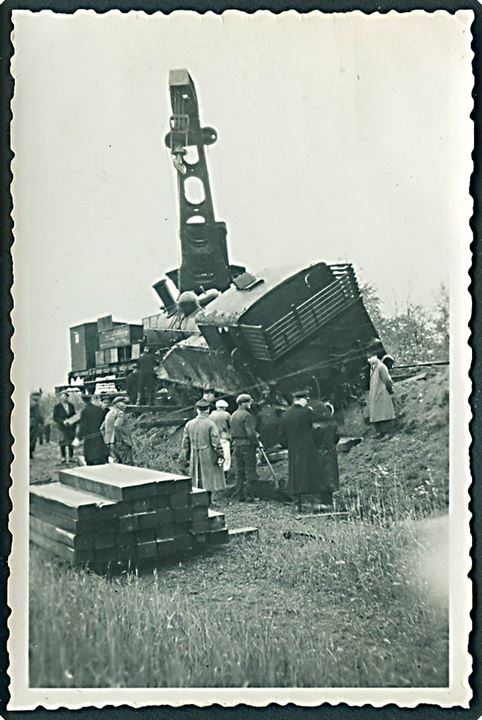 Odense-Middelfart-Bogense Banen. Lokomotiv OMB 2 afsporet ved Bredbjerg efter sabotage 24.4.1945. Foto (5½x9 cm).