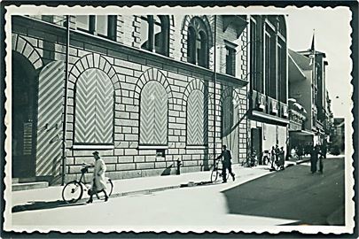 Odense. Bombesikret butiksfacade i Odense 1944-45. Foto (5½x9 cm).