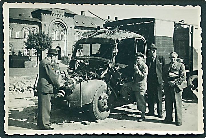 Udbrændt lastbil under besættelsen, antagelig fra Odense. Foto (5½x9 cm).
