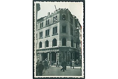Odense. Boghandler Grupes ejendom på hjørnet Vestergade/Klaregade efter Schalburgtage d. 15.6.1944. Foto (5½x9 cm).
