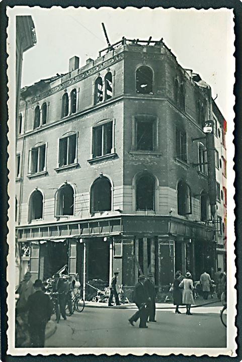 Odense. Boghandler Grupes ejendom på hjørnet Vestergade/Klaregade efter Schalburgtage d. 15.6.1944. Foto (5½x9 cm).