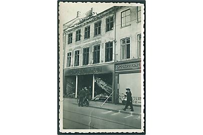 Odense. Firma C. M. Eriksens ejendom i Kongensgade 10 efter Schalburgtage d. 26.5.1944. Foto (5½x9 cm).