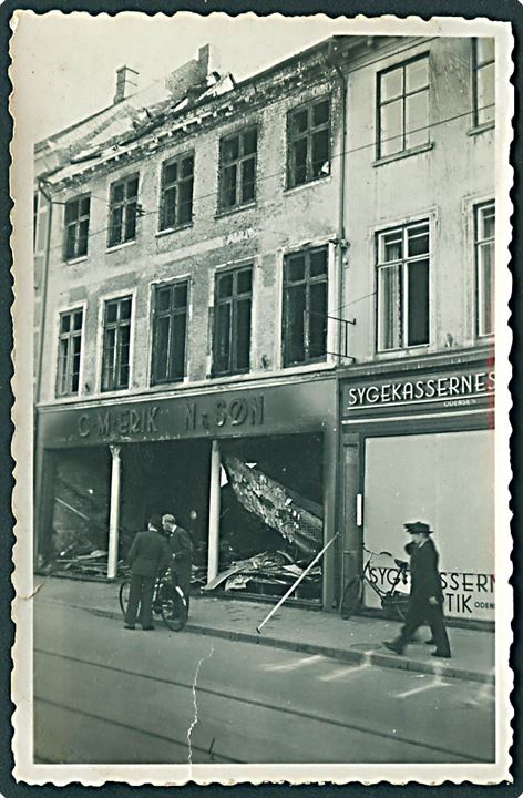 Odense. Firma C. M. Eriksens ejendom i Kongensgade 10 efter Schalburgtage d. 26.5.1944. Foto (5½x9 cm).