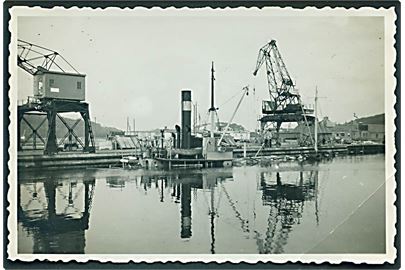 S/S Hever, tysk dampskib, efter sabotage i Odense havn d. 31.8.1944. Foto (5½x9 cm).