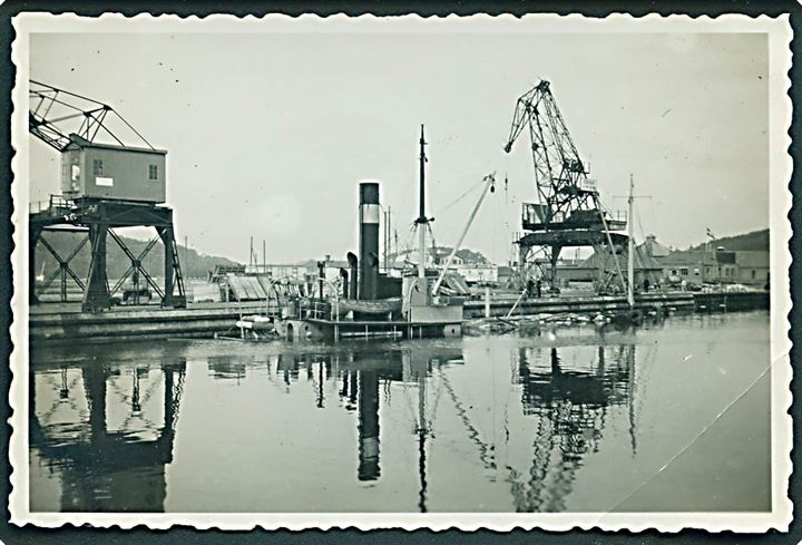 S/S Hever, tysk dampskib, efter sabotage i Odense havn d. 31.8.1944. Foto (5½x9 cm).